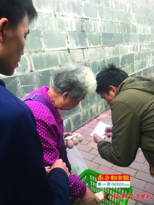 在街頭攬客時(shí)，有老人上前詢問(wèn)，經(jīng)理會(huì)上前登記老人信息并派發(fā)團(tuán)購(gòu)券。
