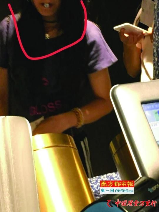 一名“托兒”在排隊(duì)時(shí)因直接將骰子含在嘴里示意，被投訴并取消當(dāng)天全部工資。