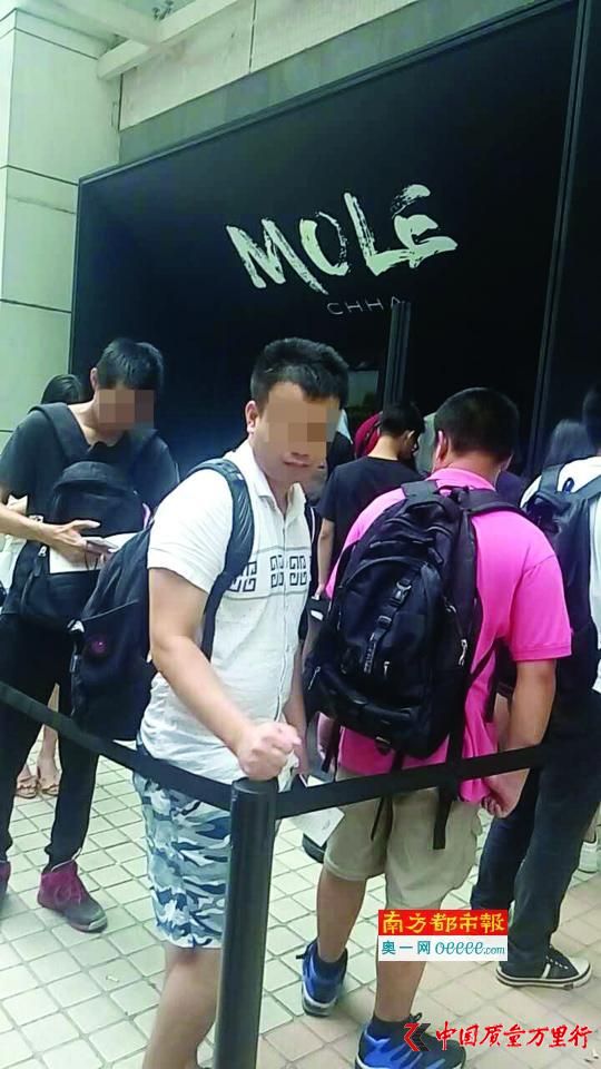 南都記者暗訪當(dāng)天發(fā)現(xiàn)排隊(duì)效果明顯，不管下多大的雨，這條隊(duì)伍都維持在50號(hào)人以上。