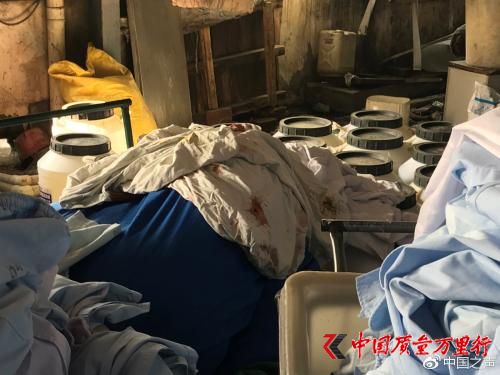 “豐源”洗滌廠內(nèi)帶血的衣物與普通衣物堆放在一起。見習(xí)記者于子敬 攝 來源：中國之聲