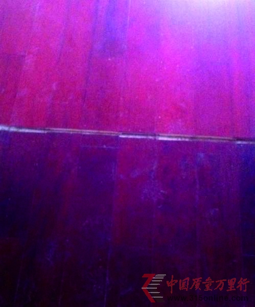 崔女士家購買的大自然地板存在嚴(yán)重色差