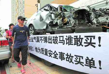 車(chē)主用橫幅抗議(來(lái)源:四川在線(xiàn)) 車(chē)主用橫幅抗議(來(lái)源:四川在線(xiàn))