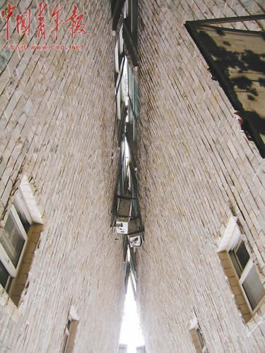 成都居民樓雨后傾斜鑒定報告稱房屋安全遭質(zhì)疑
