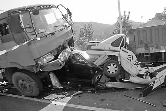 浙江溫州市區(qū)9車連環(huán)相撞致2人死亡(組圖)