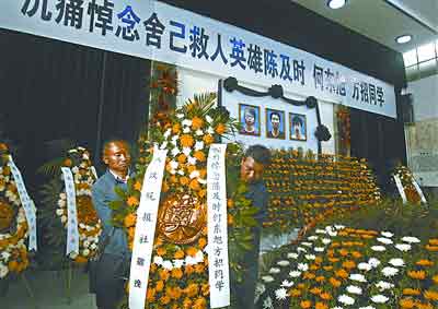 湖北荊州上午將為救人溺亡大學(xué)生舉行追悼會