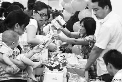 2010年9月12日，為期兩天的2010時尚育兒嘉年華北京站在國貿(mào)閉幕。圖為許多家長購買嬰兒用品。吳長青攝（資料圖片）
