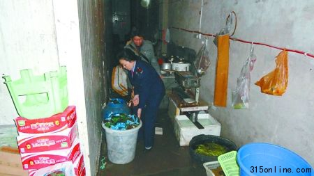 開縣開州大市場，執(zhí)法人員當(dāng)場沒收黑作坊的毛肚、燒堿和生產(chǎn)工具。 　通訊員 彭宏英 記者 張永波 攝（資料圖片）
