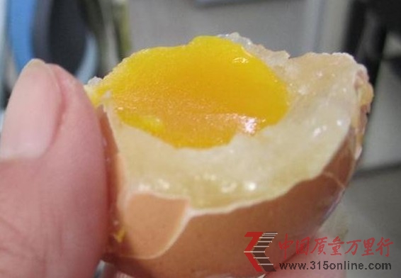 山東煙臺(tái)驚現(xiàn)“橡皮雞蛋” 煮熟蛋黃能彈20厘米