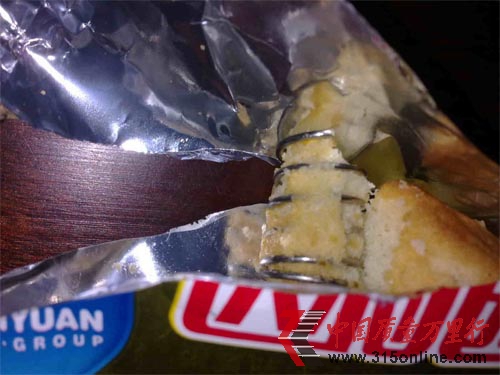 達利園蛋黃派吃出大彈簧 新開封奶粉竟然有小蟲