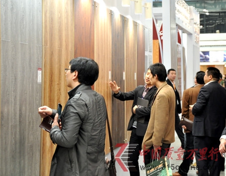 消費者在地板展會上選購產(chǎn)品