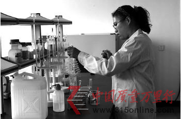 質(zhì)檢所工作人員正在配置甲醛吸收液 本報(bào)記者高雯攝