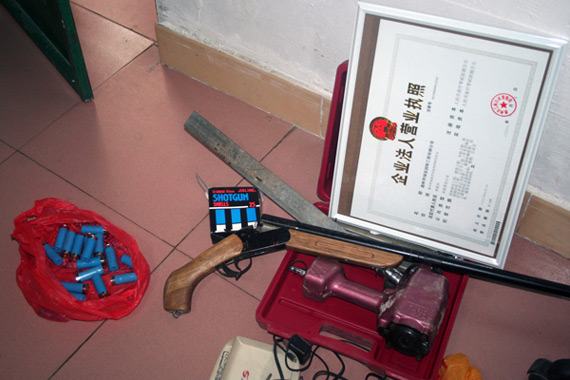 現(xiàn)場查獲的槍支彈藥等物品圖片來源:人民武警報(bào)