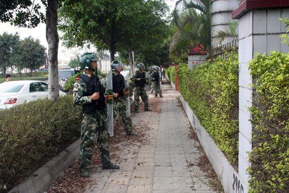 特戰(zhàn)隊(duì)官兵外圍封控 圖片來源:人民武警報(bào)