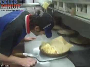 美達美樂比薩店曝丑聞:食物擦鼻子抹屁股(圖)