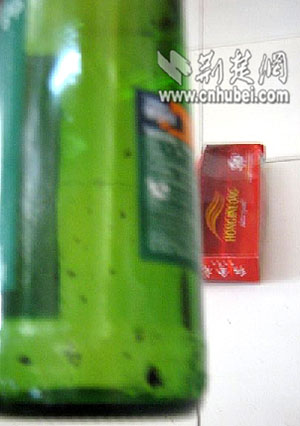 未開(kāi)瓶雪花啤酒含多塊黑色漂浮物(圖)
