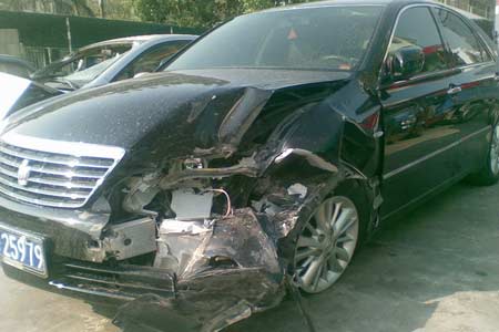 車(chē)頭已被撞的殘破不堪(慧聰汽車(chē)維修保養(yǎng)網(wǎng)配圖)