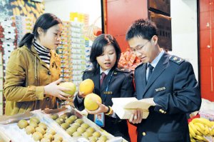 義烏局工作人員走進(jìn)水果市場(chǎng)發(fā)放宣傳手冊(cè)