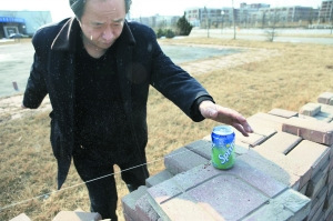 昨日，天津?yàn)I海新區(qū)的中國(guó)包裝科研檢測(cè)中心大院內(nèi)，去年北京首例“雪碧”汞中毒事件當(dāng)事人馬賽的家人用縫衣針在雪碧外壁上扎出一個(gè)針眼，高壓下細(xì)小的“水流”噴射出近2米遠(yuǎn)。他以此證明被檢雪碧罐沒(méi)有“針眼”。當(dāng)日，西城警方、馬賽家屬、可口可樂(lè)及聽(tīng)裝罐供應(yīng)商在此對(duì)當(dāng)事雪碧罐進(jìn)行檢測(cè)。去年11月7日，馬賽在西單大悅城某餐飲店用吸管喝聽(tīng)裝雪碧時(shí)，口吐大量汞珠，被確診為急性汞中毒。本報(bào)記者 王嘉寧 攝 