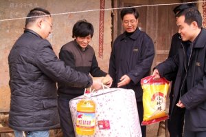 春節(jié)前夕重慶檢驗(yàn)檢疫局溫暖關(guān)懷貧困群眾