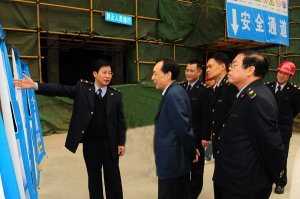 蒲長(zhǎng)城副局長(zhǎng)考察四川檢驗(yàn)檢疫局災(zāi)后重建工地
