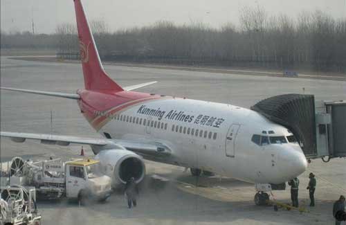 飛機(jī)機(jī)翼曝綁膠帶 昆明航空聲稱不影響安全(圖)