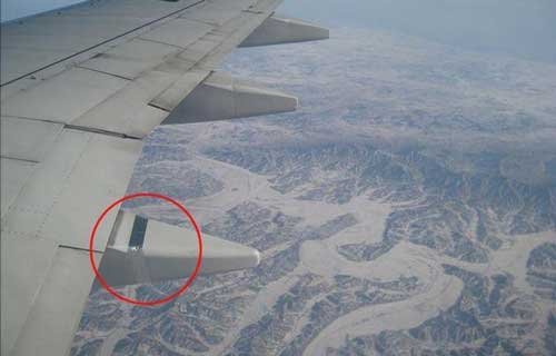 飛機(jī)機(jī)翼曝綁膠帶 昆明航空聲稱不影響安全(圖)