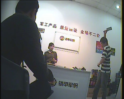 旅游路上假兵工廠賣(mài)菜刀忙 個(gè)體三無(wú)刀具充軍鋼