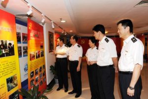 上海檢驗檢疫局以“黨旗下的質(zhì)檢人”奉獻世博風采展示的形式紀念