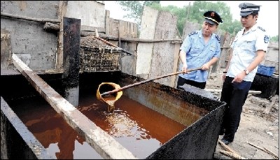 北京地溝油窩點每月煉1噸月進(jìn)數(shù)千元
