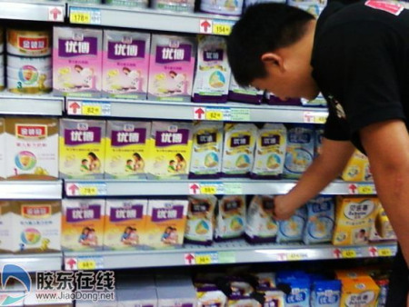 大潤發(fā)超市促銷員熱情推薦圣元奶粉 李春寧/攝 大潤發(fā)超市促銷員熱情推薦圣元奶粉 李春寧/攝