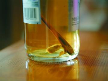 未開封啤酒瓶?jī)?nèi)現(xiàn)煙蒂木棍消費(fèi)者起訴索賠(圖)