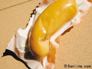 熱狗腸內(nèi)發(fā)現(xiàn)有異物(見圈中)。