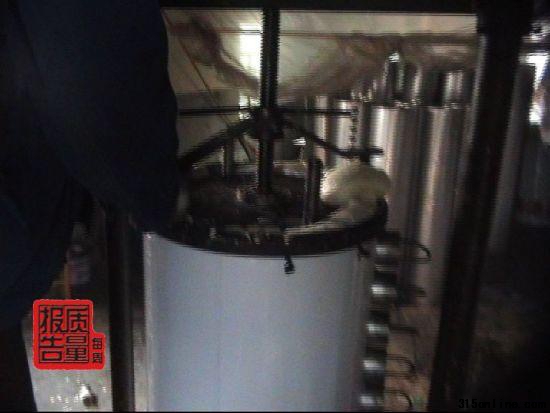 記者暗訪太陽(yáng)能熱水器作坊工人向保溫層加廢料