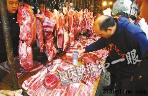 執(zhí)法人員收繳了白色粉末 執(zhí)法人員收繳了白色粉末