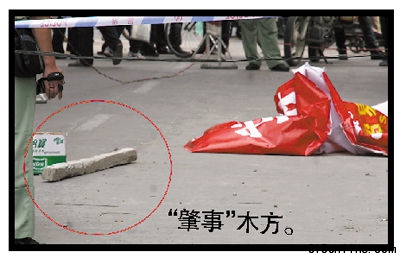 方木條從6樓施工現(xiàn)場墜落 奶奶為救孫女被砸死(圖)