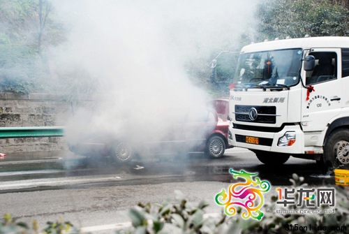 棗紅色中華轎車突然自燃 車主稱平時(shí)好好的(圖)