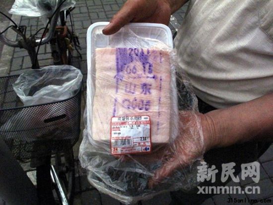上海愛森豬肉不知何故竟蓋山東檢疫章。新民晚報·新民網(wǎng)記者 陳浩 攝