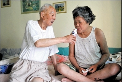 八旬老人20個月來全身心照料喚醒昏迷妻子(圖)