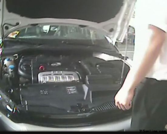 4s店檢查蔡先生汽車的發(fā)動(dòng)機(jī) 4s店檢查蔡先生汽車的發(fā)動(dòng)機(jī)