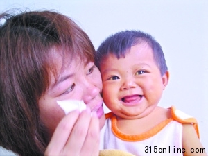 父母多次堅(jiān)持放棄治療患重病嬰兒網(wǎng)友報(bào)警(圖)