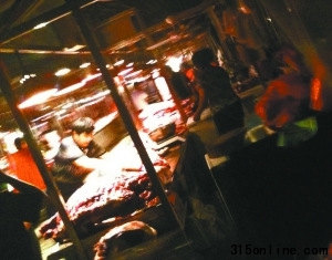 北京泔水豬肉未經(jīng)檢疫流入市場(chǎng)當(dāng)正規(guī)肉賣(圖)(2)