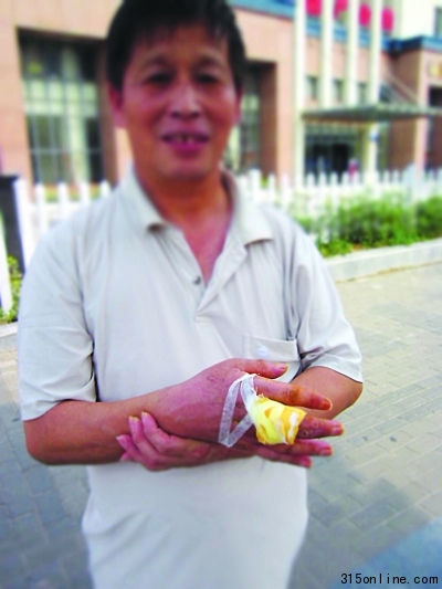 環(huán)衛(wèi)工遇“化尸水”病毒手指劃道小口險送命(圖)