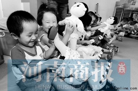 鄭州幼兒園“真人”版性教育引爭(zhēng)議被指尺度大