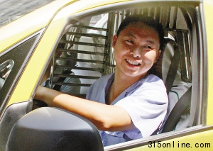 出租車送燙傷孩子去醫(yī)院全城汽車集體讓路(圖)