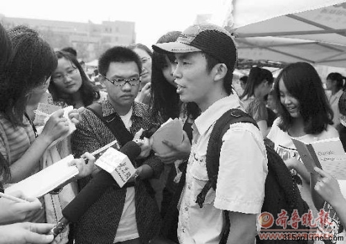 保安自考入大學報到現(xiàn)場秀英文談理想稱想當老師