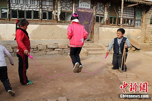 殘疾教師代課20年官員稱轉(zhuǎn)正“影響形象”(2)
