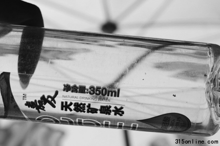 水里能看見(jiàn)褐色的漂浮物(畫(huà)圈處) 水里能看見(jiàn)褐色的漂浮物(畫(huà)圈處)