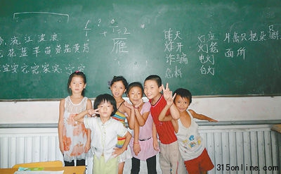 北京連年虧損打工子弟校對困難學(xué)生減免學(xué)費(圖)