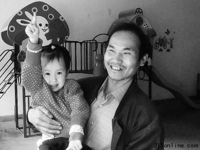 男子創(chuàng)辦免費幼兒園靠搬水泥做苦力賺錢支撐(圖)