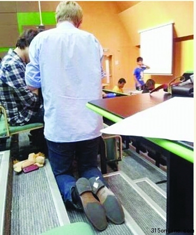 高校外教跪著為學(xué)生講題獲贊“最敬業(yè)”(圖)